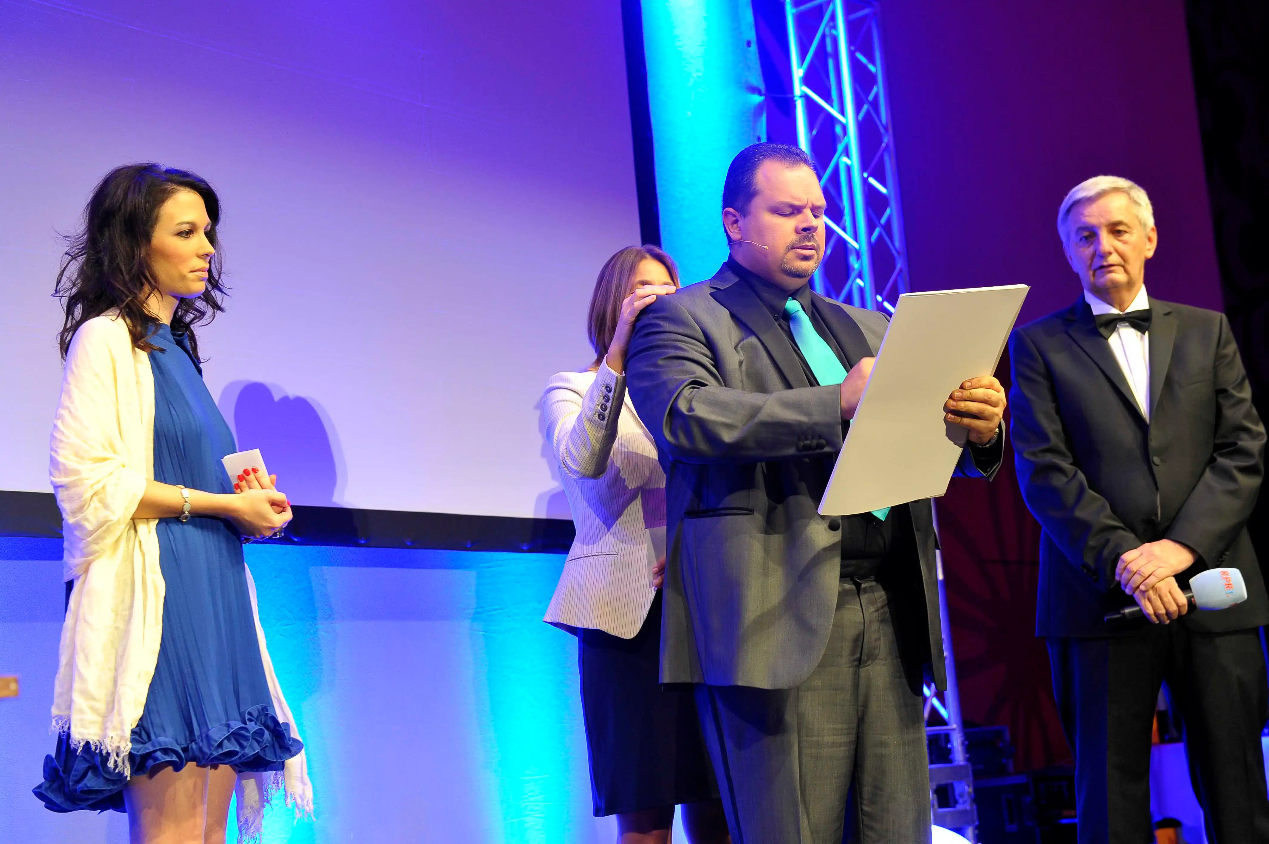 Mentalist Chester Sass bei einer Live-Performance auf der Bühne